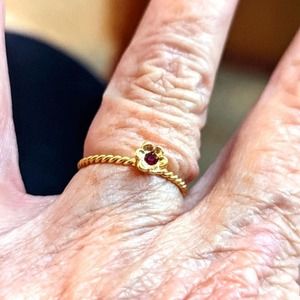 Thin twisted band with gold flower and red center stone